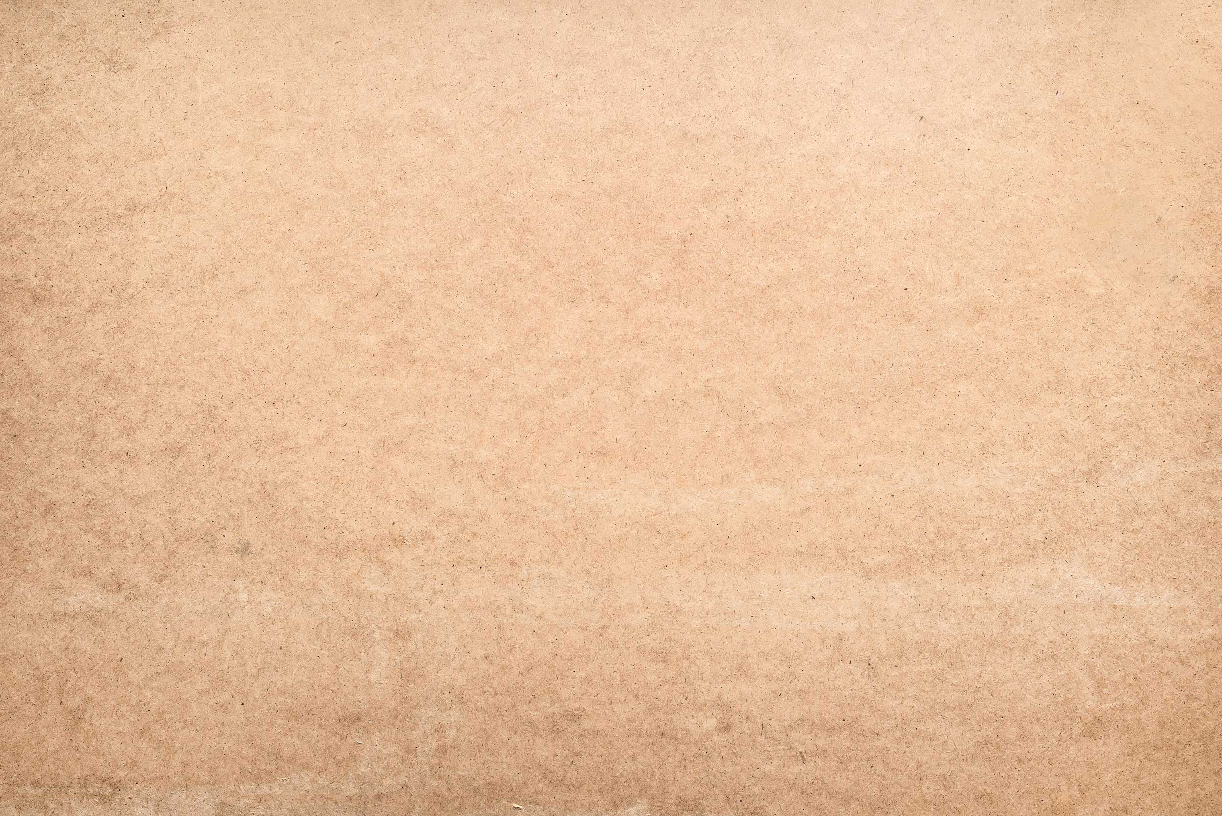Текстура крафтовой бумаги бежевого цвета с коричневым оттенком.