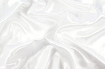 Текстура ткани из белого шелка с отливом.