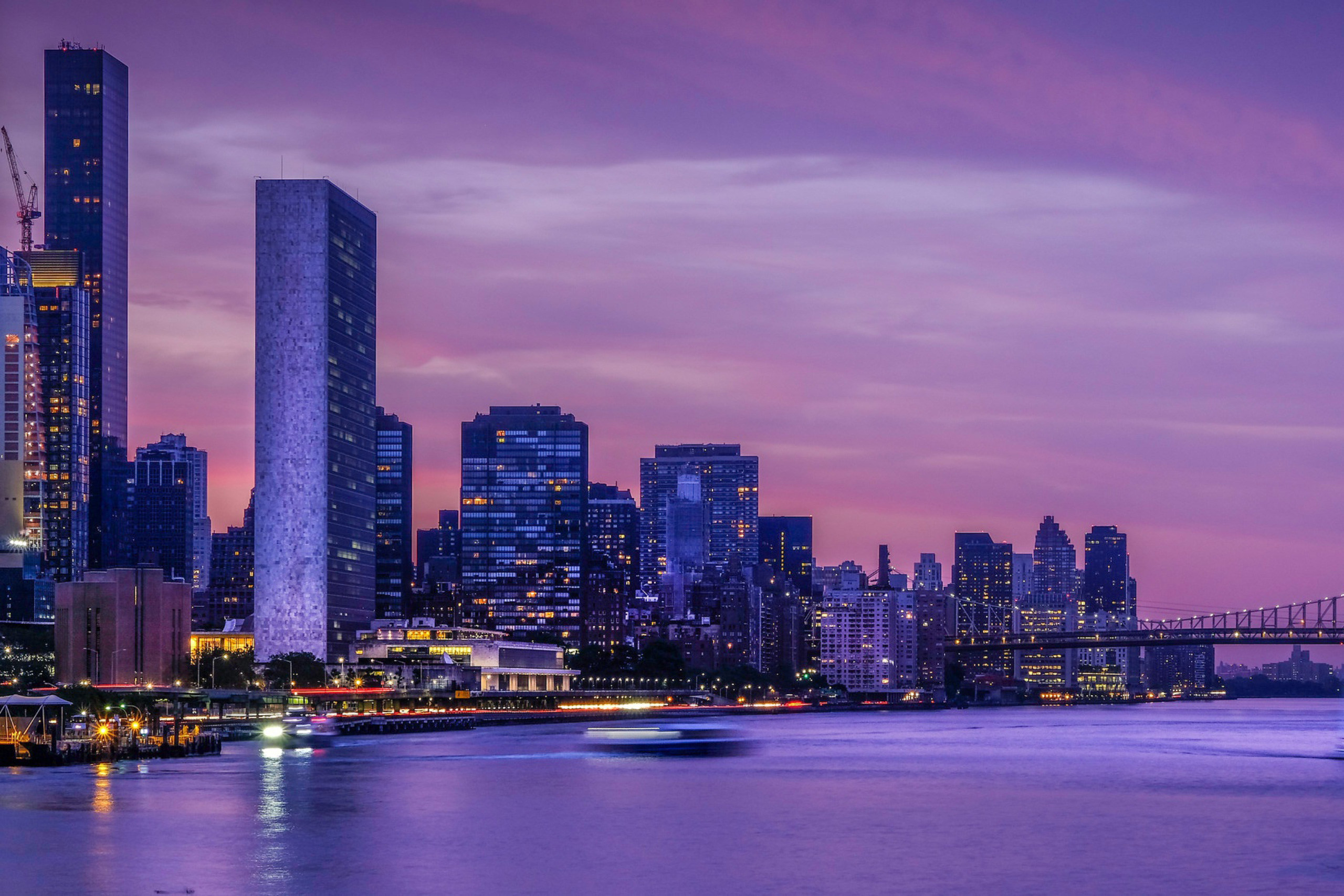 Пурпурный фон для Фотошопа ночной город с небоскрёбами на берегу залива.