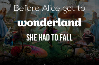 Цитата из Алисы в стране чудес на английском языке фоне изображения Шляпника, Кролика и девочки под гигантскими грибами.