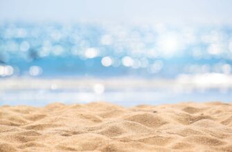 Фон для Фотошопа песчаный пляж с жёлтым песком и лазурным морем с бликами.