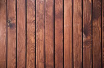 Текстура деревянные вертикальные рейки коричневого цвета на стене.