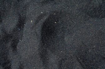 Фотография текстура черного зернистого песка.
