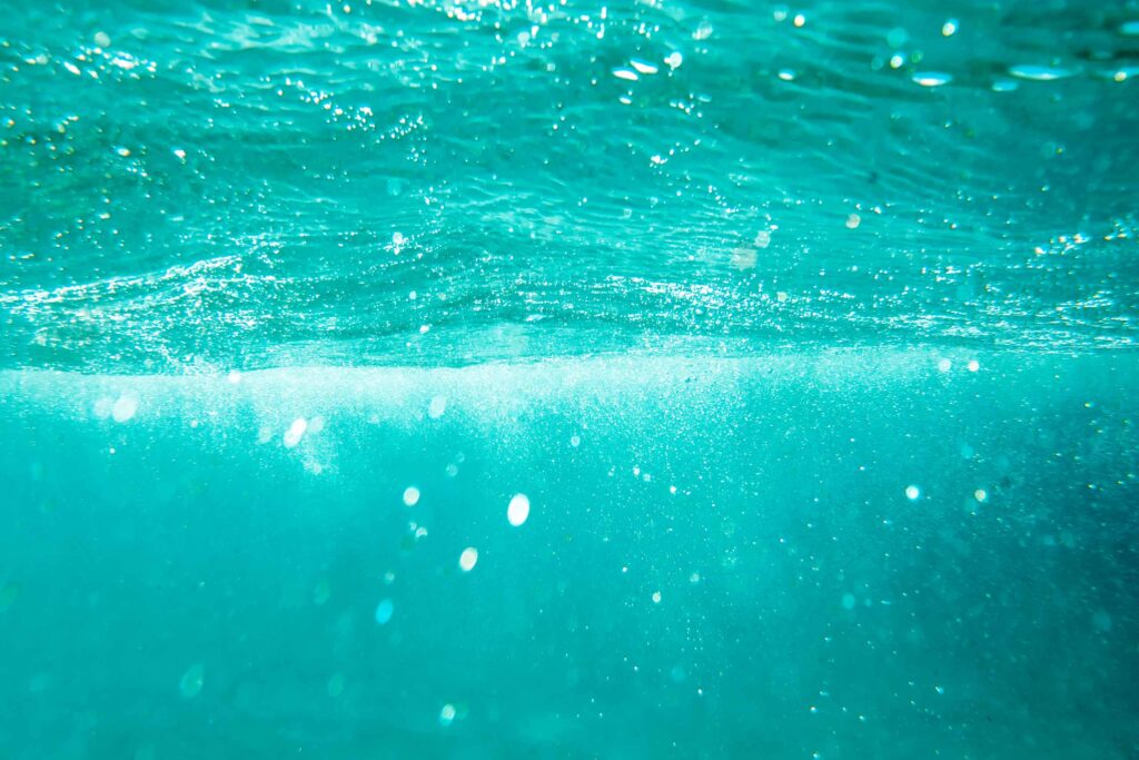 Фото текстура бирюзовой воды с пузырьками для Фотошоп.